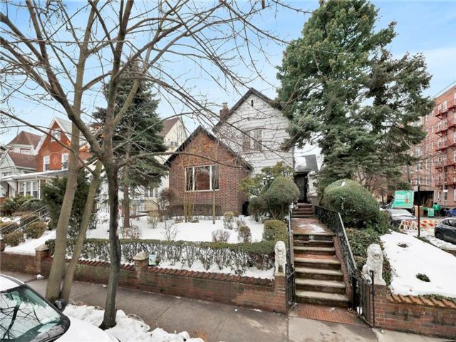  3 BR,  3.00 BTH &nbsp;Single family style home in Bay Ridge