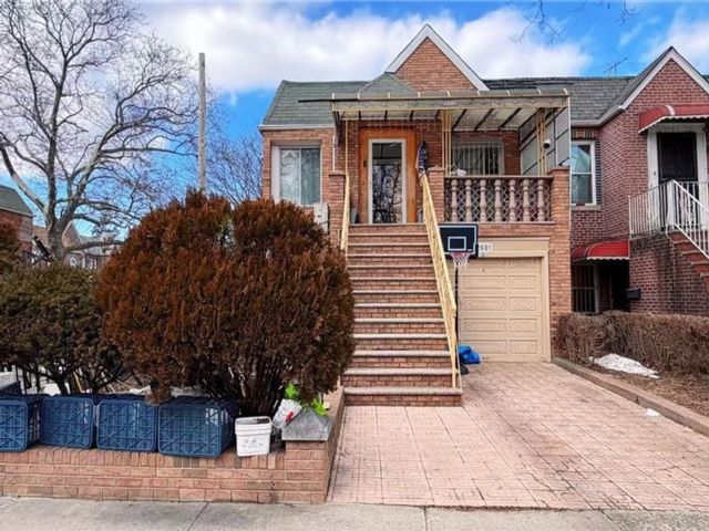  6 BR,  4.00 BTH &nbsp;Multi-family style home in Sheepshead Bay