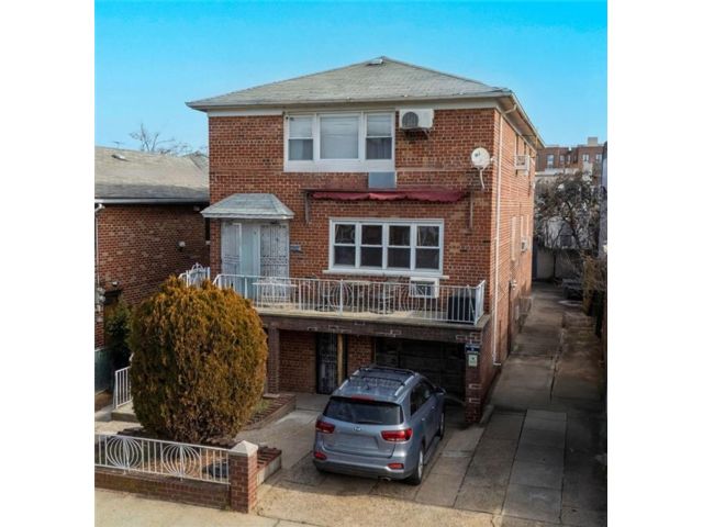  8 BR,  5.00 BTH &nbsp;Multi-family style home in Gravesend