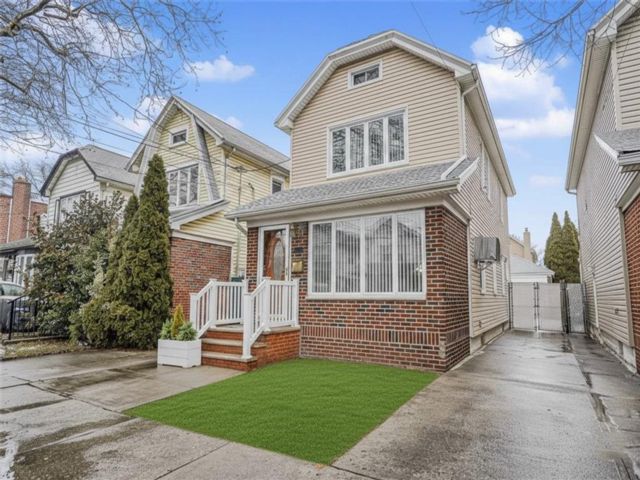  3 BR,  3.00 BTH &nbsp;Single family style home in Marine Park