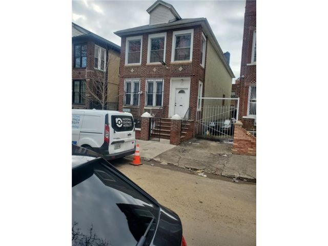  6 BR,  3.00 BTH &nbsp;Multi-family style home in Brownsville