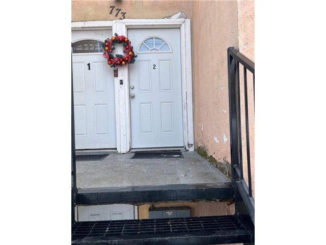  3 BR,  1.00 BTH &nbsp;Multi-family style home in City Line