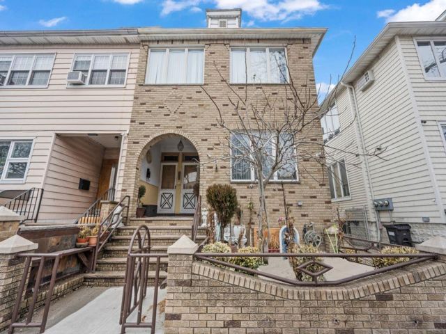  6 BR,  3.00 BTH &nbsp;Multi-family style home in Bensonhurst