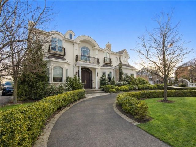  4 BR,  7.00 BTH &nbsp;Single family style home in Tottenville