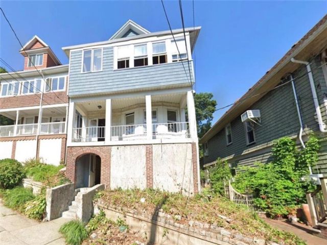  6 BR,  4.00 BTH &nbsp;Multi-family style home in Grymes Hill