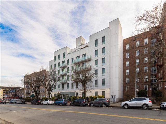  2 BR,  2.00 BTH &nbsp;Condominium style home in Bath Beach