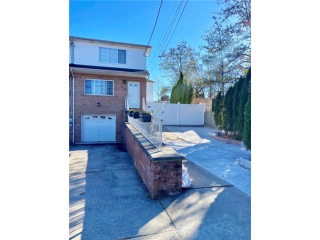  3 BR,  3.00 BTH &nbsp;Single family style home in Rosebank