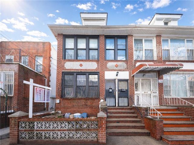  7 BR,  3.00 BTH &nbsp;Multi-family style home in Sunset Park
