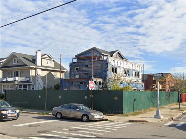  4 BR,  4.00 BTH &nbsp;Single family style home in Rockaway Park