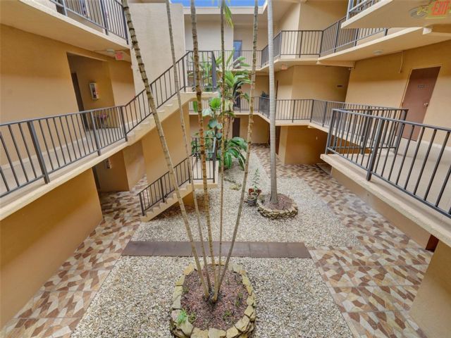  2 BR,  2.00 BTH &nbsp; style home in Hollywood