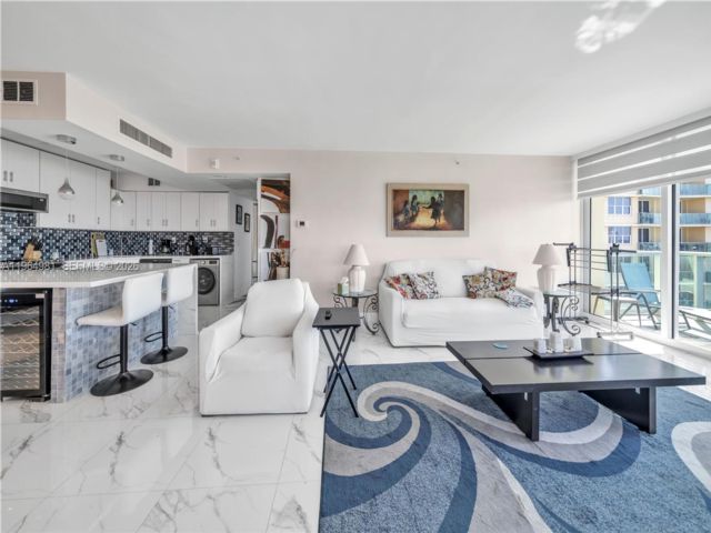  2 BR,  2.00 BTH &nbsp; style home in Hollywood