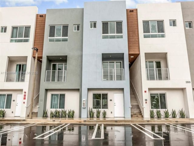  2 BR,  2.50 BTH &nbsp; style home in Aventura