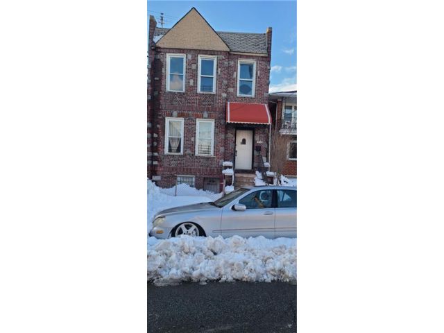  3 BR,  2.00 BTH &nbsp;Multi-family style home in Canarsie