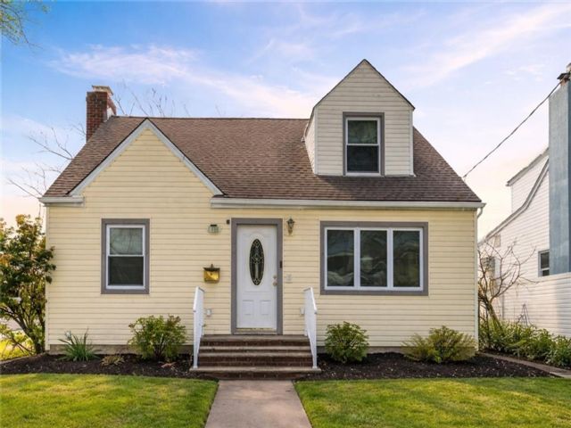  4 BR,  0.00 BTH &nbsp;Multi-family style home in New Dorp