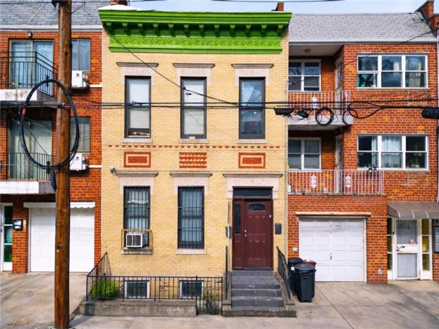  4 BR,  2.00 BTH &nbsp;Multi-family style home in Dyker Heights