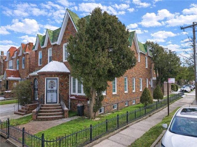  4 BR,  3.00 BTH &nbsp;Single family style home in Flatlands