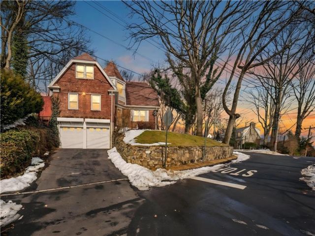  3 BR,  1.50 BTH &nbsp;Single family style home in Grymes Hill
