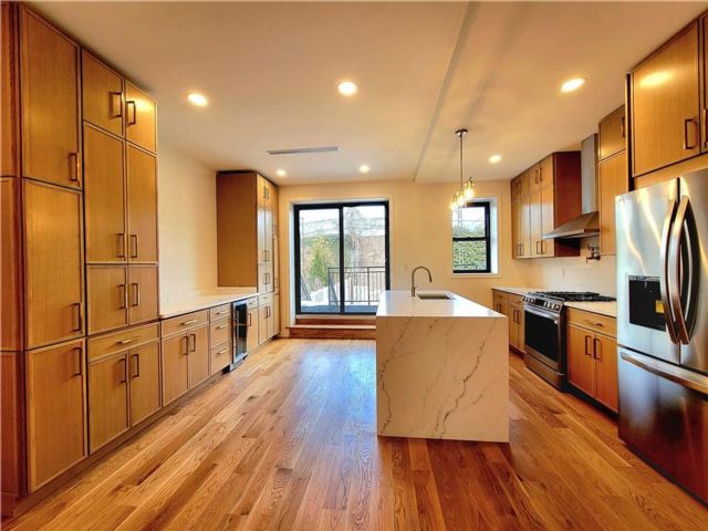  5 BR,  0.00 BTH &nbsp;Multi-family style home in Sunset Park