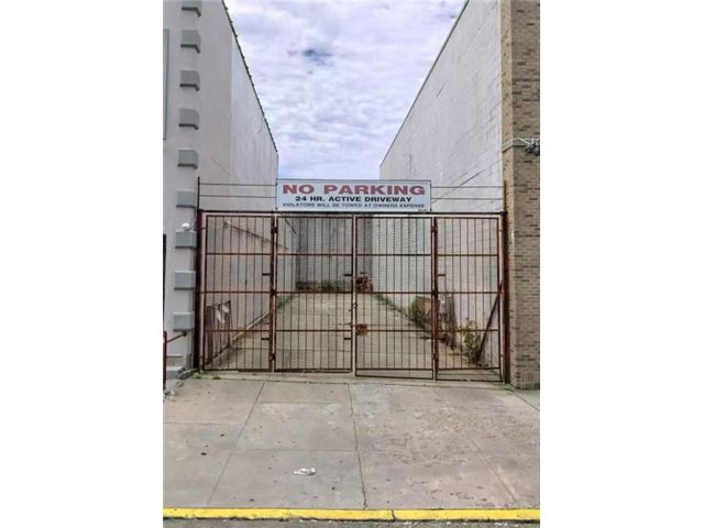 Lot <b>Size:</b>  &nbsp;Land style home in Sunset Park