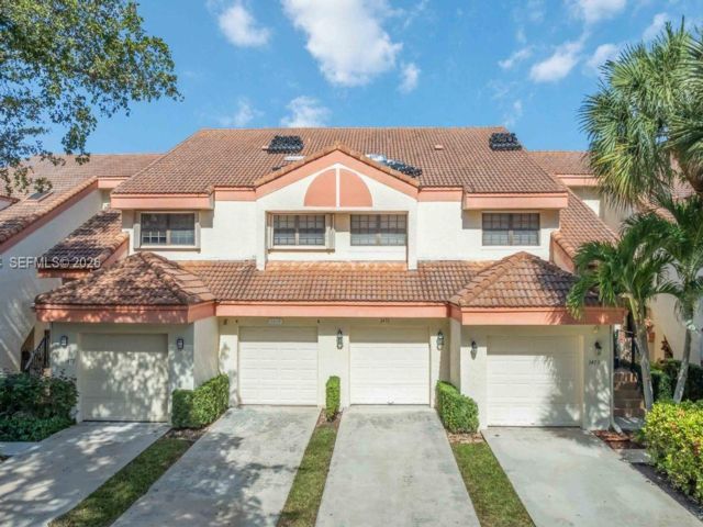  2 BR,  2.00 BTH &nbsp; style home in Hollywood