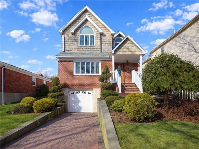  4 BR,  3.00 BTH &nbsp;Single family style home in Todt Hil