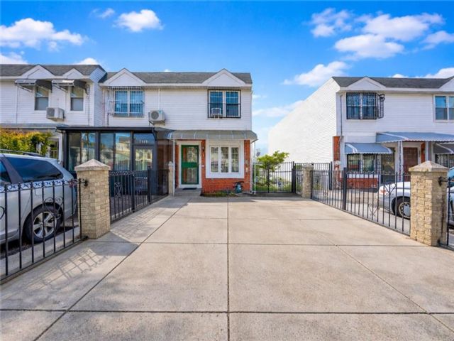  3 BR,  2.00 BTH &nbsp;Single family style home in Coney Island