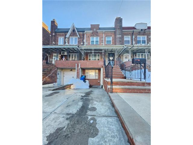  4 BR,  3.00 BTH &nbsp;Single family style home in Boro-park