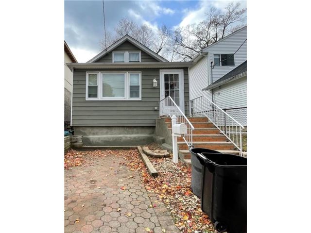  3 BR,  1.00 BTH &nbsp;Single family style home in Tottenville
