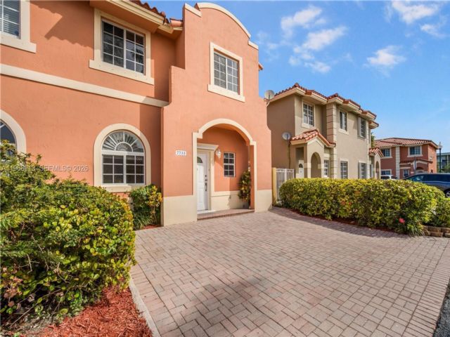  3 BR,  2.00 BTH &nbsp;Townhouse style home in Miami