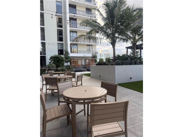  2 BR,  2.00 BTH &nbsp; style home in Hollywood