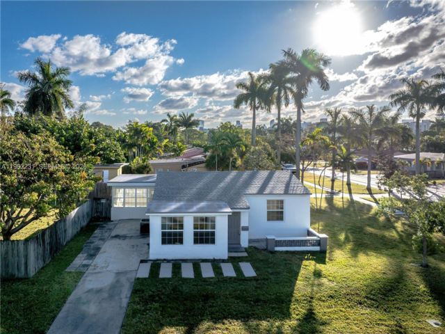  2 BR,  1.00 BTH &nbsp; style home in Hollywood