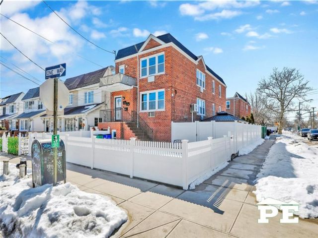  6 BR,  5.00 BTH &nbsp;Multi-family style home in Bergen Beach