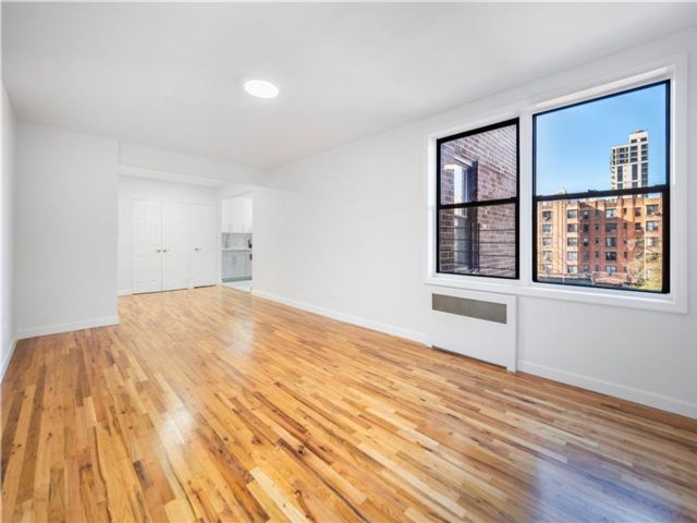  1 BR,  1.00 BTH &nbsp;Co-op style home in Brighton Beach