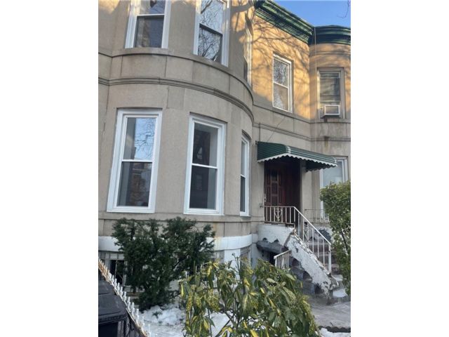  3 BR,  1.00 BTH &nbsp;Multi-family style home in Caton Park