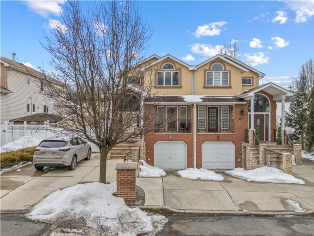  4 BR,  4.00 BTH &nbsp;Multi-family style home in Woodrow