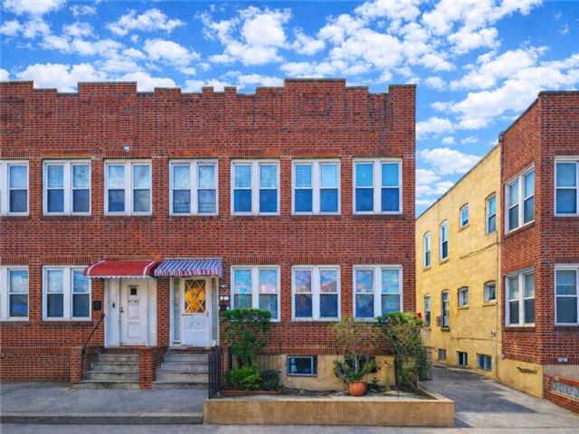  5 BR,  0.00 BTH &nbsp;Multi-family style home in Elmhurst