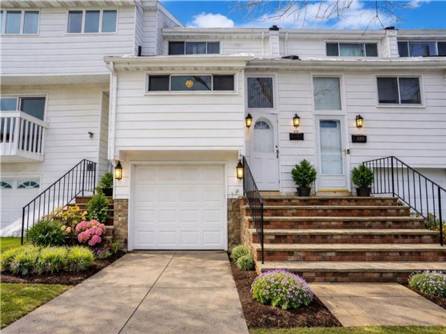  3 BR,  2.00 BTH &nbsp;Single family style home in Arden Heights