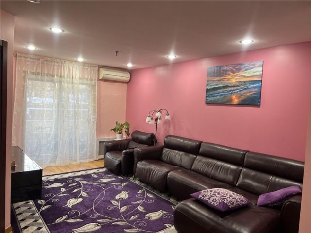  3 BR,  2.00 BTH &nbsp;Condominium style home in Homecrest