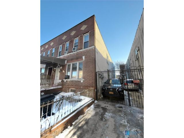 10 BR,  4.00 BTH &nbsp;Multi-family style home in Bensonhurst