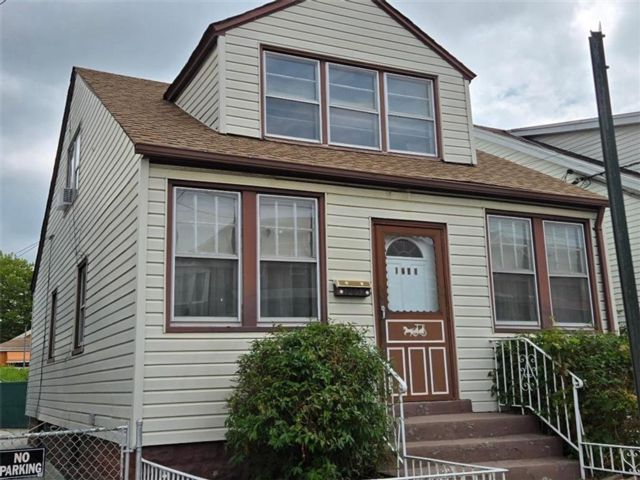  3 BR,  2.00 BTH &nbsp;Single family style home in Canarsie