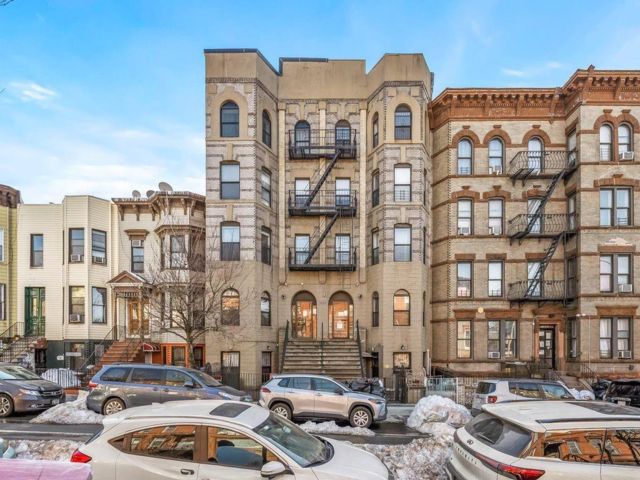  4 BR,  2.00 BTH &nbsp;Condominium style home in Sunset Park