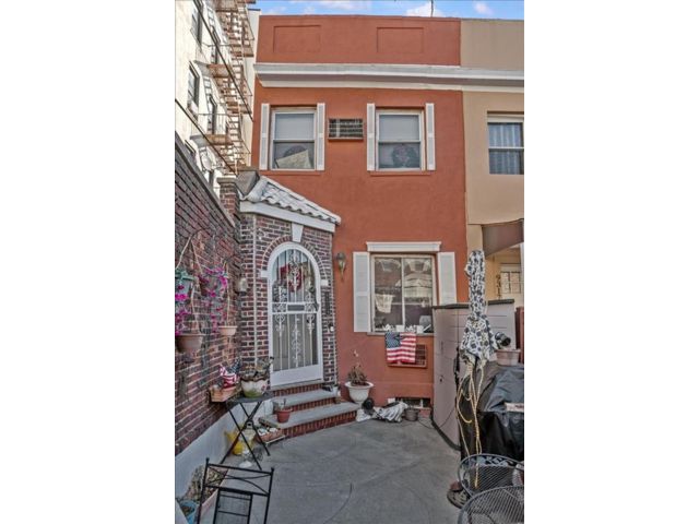  2 BR,  2.00 BTH &nbsp;Single family style home in Bay Ridge