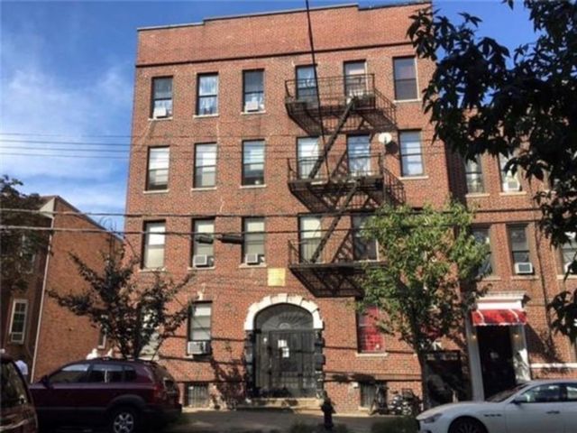 3 BR,  1.00 BTH &nbsp;Condominium style home in Sunset Park