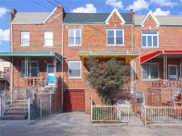  4 BR,  0.00 BTH &nbsp;Multi-family style home in Bensonhurst
