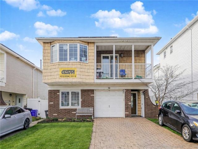  4 BR,  3.00 BTH &nbsp;Multi-family style home in New Springville