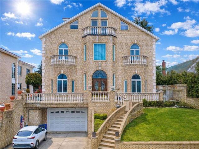  5 BR,  6.00 BTH &nbsp;Single family style home in Dyker Heights