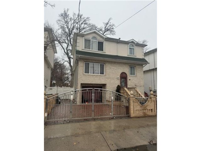  4 BR,  2.00 BTH &nbsp;Single family style home in Mariners Harbor