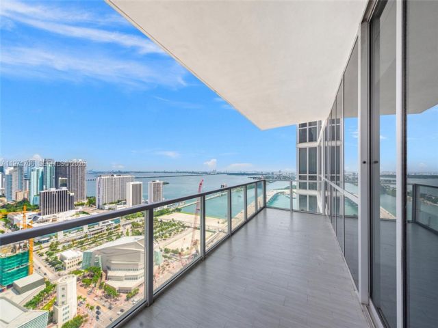  2 BR,  2.50 BTH &nbsp;Condo style home in Miami