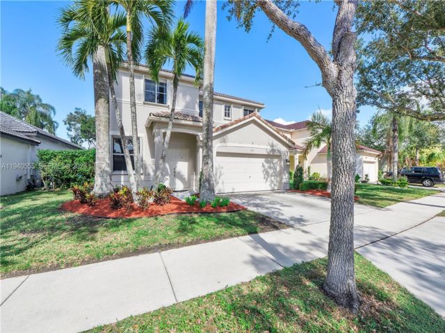  5 BR,  3.50 BTH &nbsp; style home in Weston