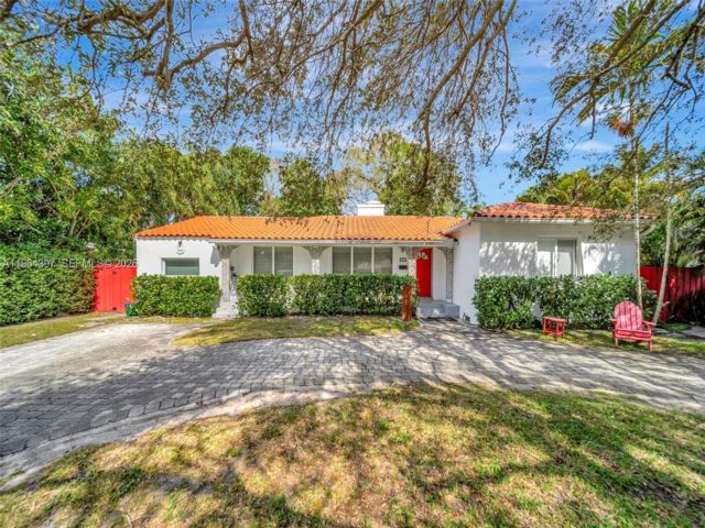  3 BR,  3.00 BTH &nbsp;Other style home in El Portal